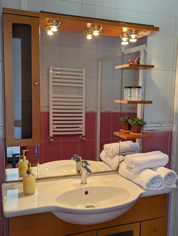 Horizon View Villa - Lakefront Terrace Suite Bucareste Exterior foto
