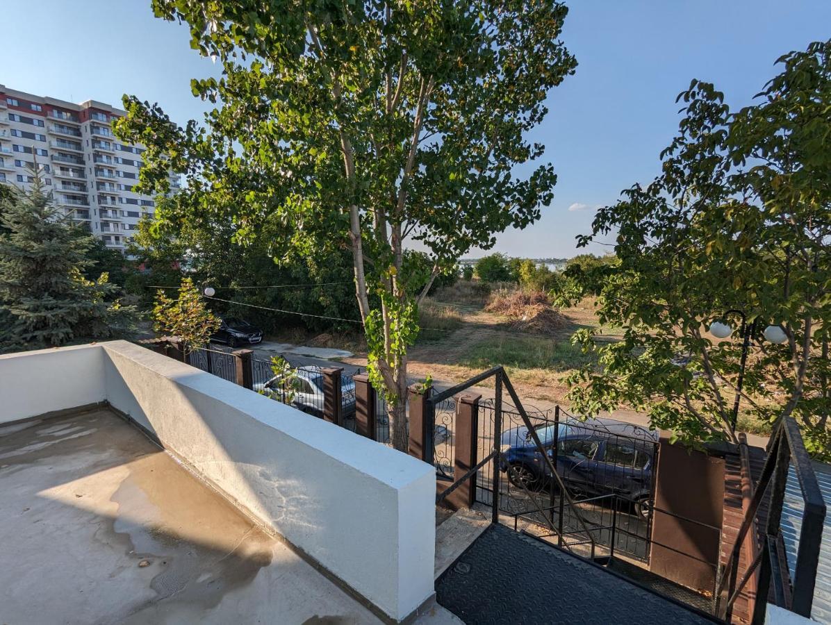 Horizon View Villa - Lakefront Terrace Suite Bucareste Exterior foto