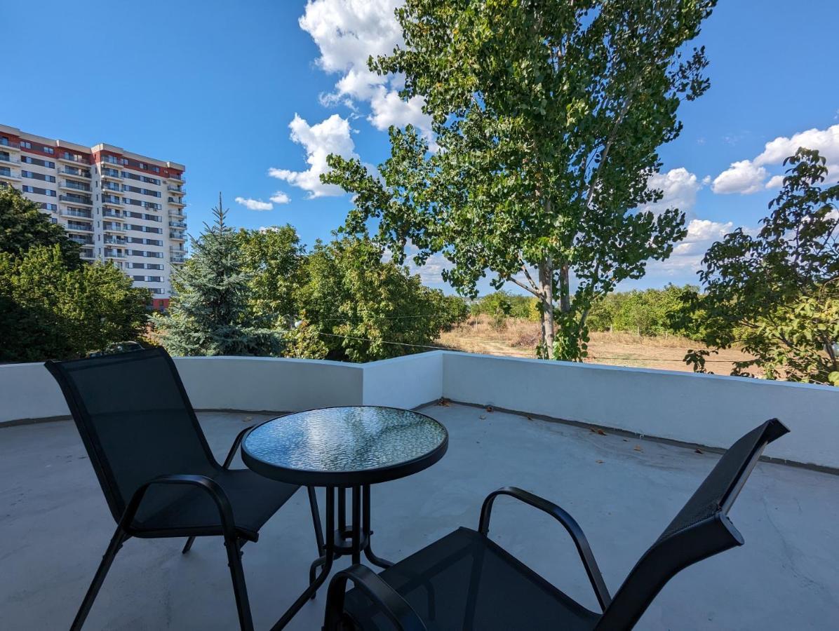 Horizon View Villa - Lakefront Terrace Suite Bucareste Exterior foto